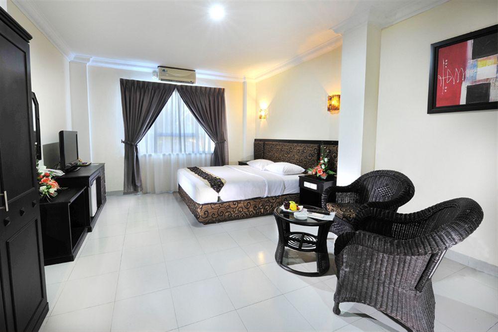 Gaja Hotel Pekanbaru Esterno foto