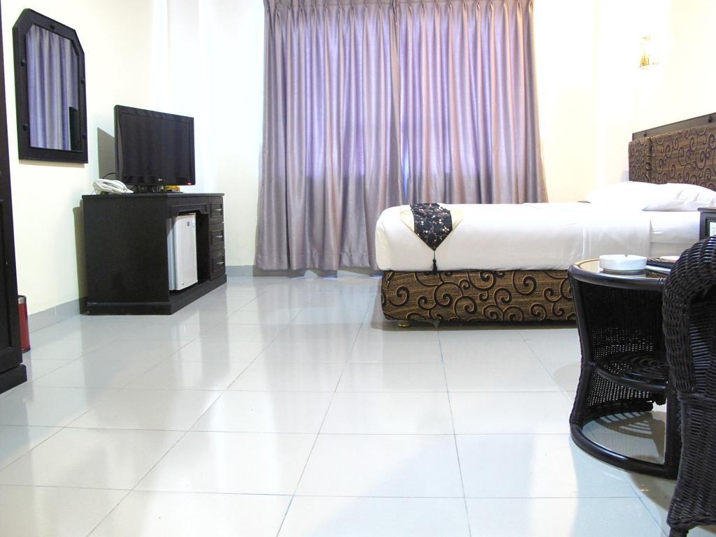 Gaja Hotel Pekanbaru Esterno foto