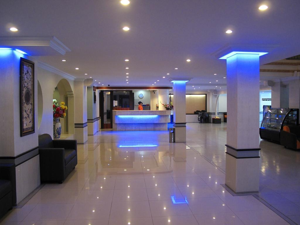 Gaja Hotel Pekanbaru Esterno foto