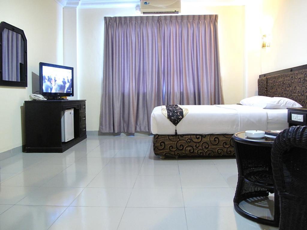 Gaja Hotel Pekanbaru Esterno foto
