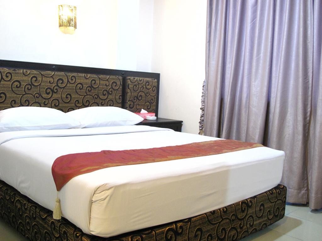 Gaja Hotel Pekanbaru Esterno foto