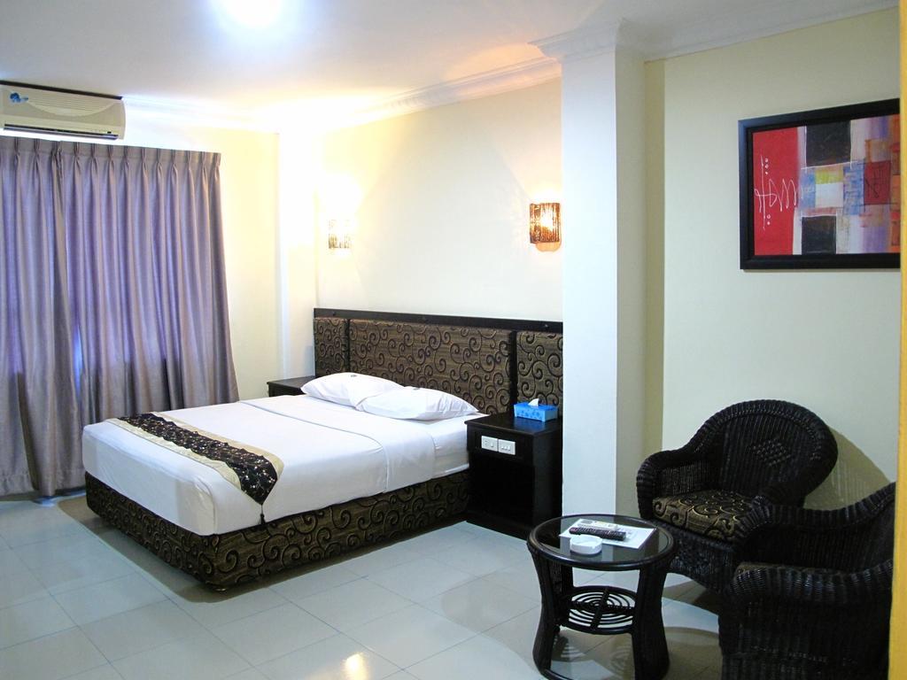 Gaja Hotel Pekanbaru Esterno foto