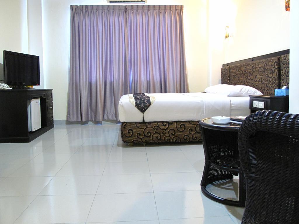 Gaja Hotel Pekanbaru Esterno foto