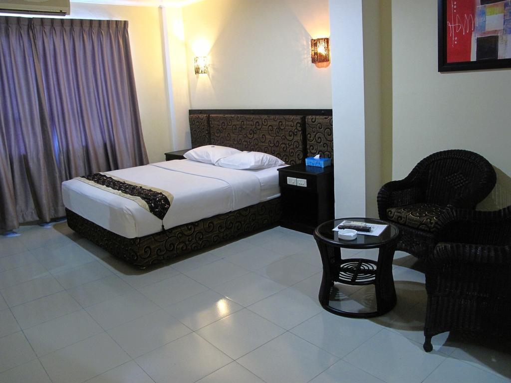 Gaja Hotel Pekanbaru Esterno foto