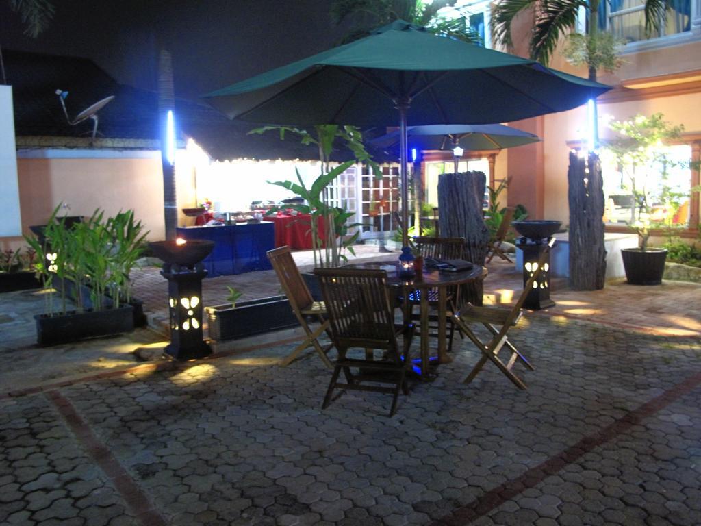 Gaja Hotel Pekanbaru Esterno foto