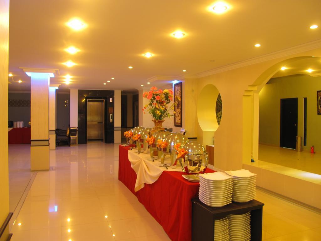 Gaja Hotel Pekanbaru Esterno foto