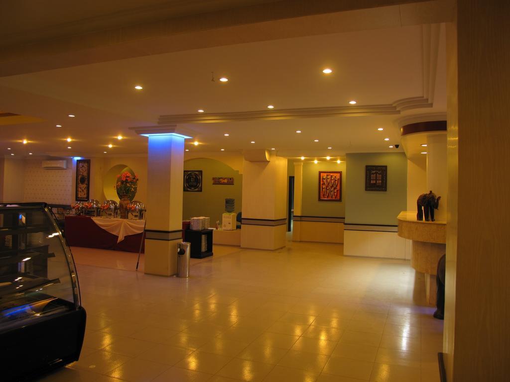 Gaja Hotel Pekanbaru Esterno foto