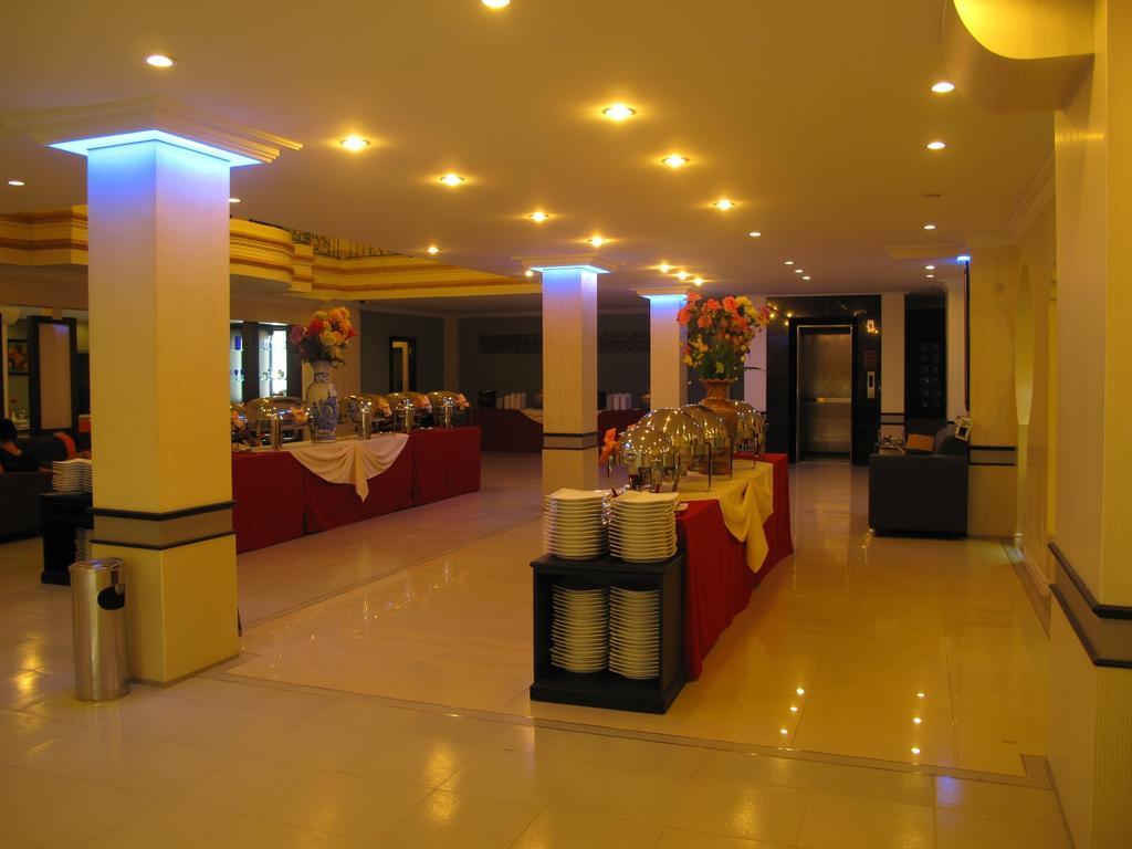 Gaja Hotel Pekanbaru Esterno foto